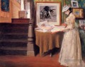 Intérieur de la jeune femme à une table William Merritt Chase